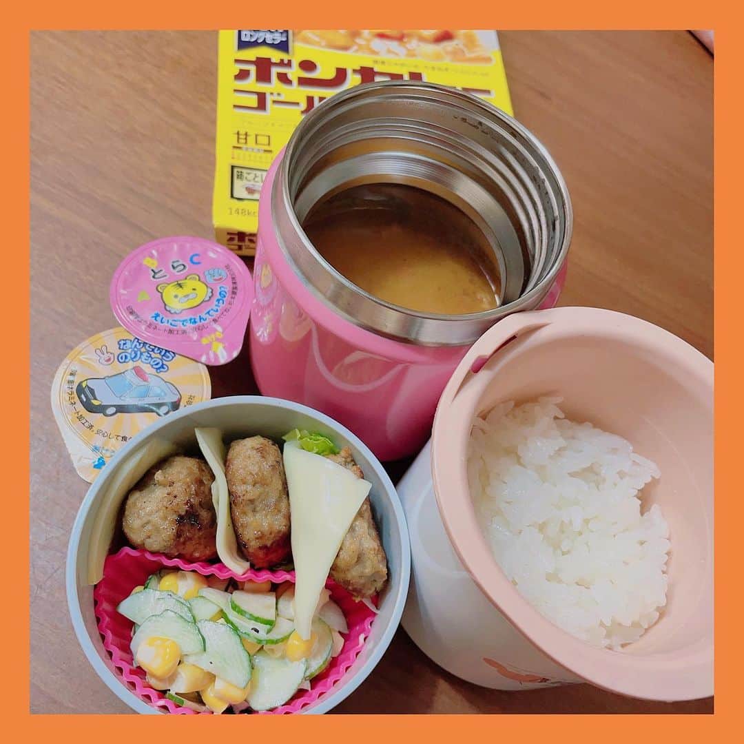 のインスタグラム：「母としては一抹の背徳感を覚えるが、子ども達からは大歓迎される、そんな手抜き弁当はコチラです🍛 #夏休み #お弁当 #リスペクトボンカレー」
