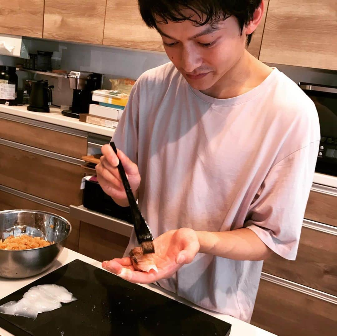 平沼紀久さんのインスタグラム写真 - (平沼紀久Instagram)「久々に鮨🍣  鮨「ふく山」 が遂にきてくれた😆 本当に旨かった⤴️  もはや、 趣味の域を超えてる💦  職人となったジャム男が握りに来てくれましたよ😆笑」8月9日 11時39分 - norihisahiranuma