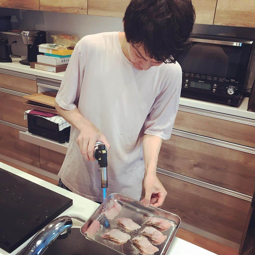 平沼紀久さんのインスタグラム写真 - (平沼紀久Instagram)「久々に鮨🍣  鮨「ふく山」 が遂にきてくれた😆 本当に旨かった⤴️  もはや、 趣味の域を超えてる💦  職人となったジャム男が握りに来てくれましたよ😆笑」8月9日 11時39分 - norihisahiranuma