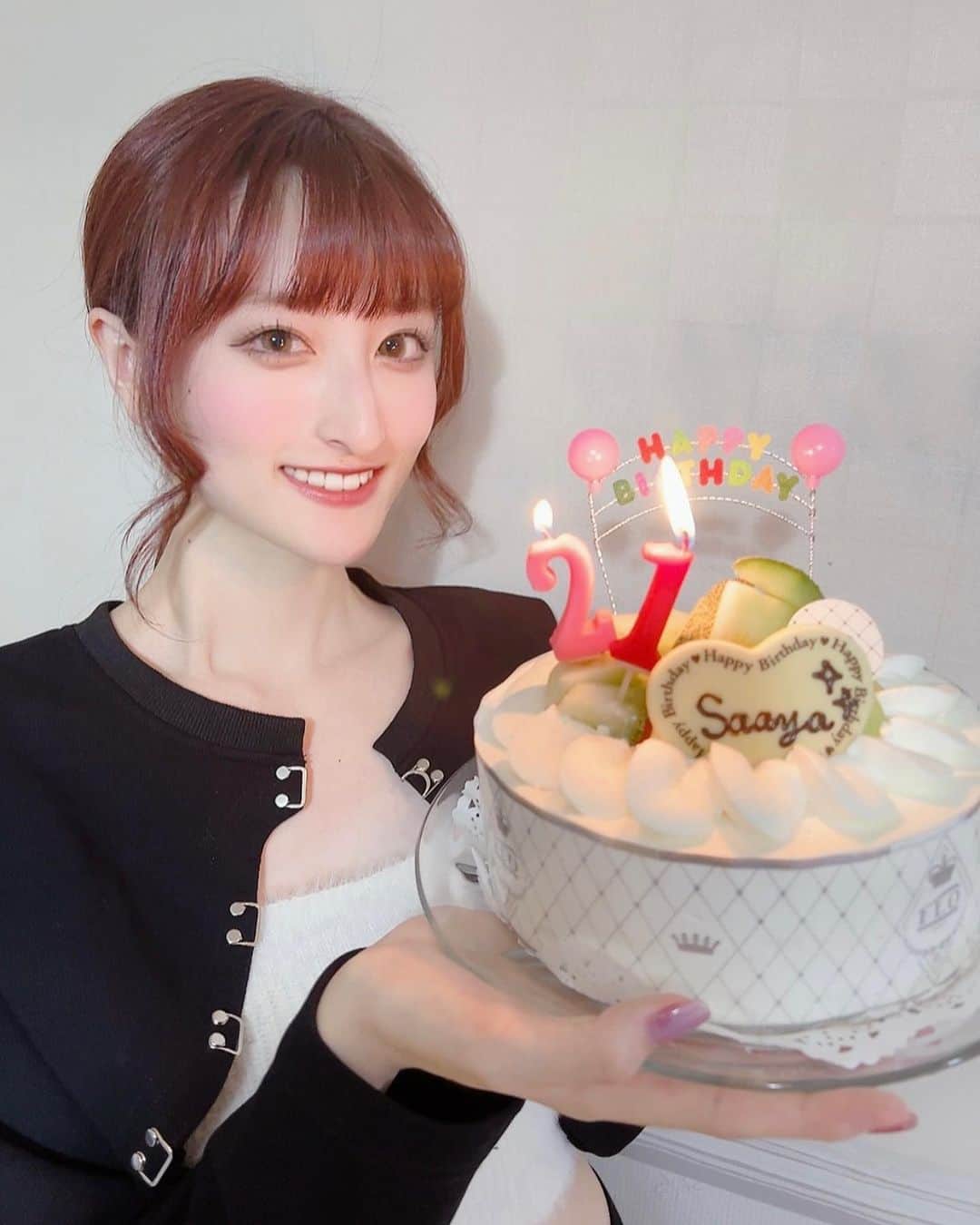 さあやさんのインスタグラム写真 - (さあやInstagram)「. 8月9日21歳㊗️になりました🎂 20歳ではとても素敵な経験をさせて頂きました❤︎関わってくださった全ての皆様ありがとうございます🕊️ 21歳も最高な一年になりますように🎀 そして偶然にも今日が留学出発日です🤭 🇺🇸行ってきます〜✊🏻 誕生日が2日間なんて初めてっ😚🩷 ドキドキするけど、頑張ります🤣 . . . #誕生日#誕生日プレート#02#21歳#大学生#法政大学#留学#アメリカ留学#留学生活#studyabroad#sa#女子大生#美脚#flf#fff#いいね返し#アメリカ生活#ケーキ#バースデープレート#バースデー#バースデーサプライズ#誕生日ケーキ#fyp#大学生コーデ#留学準備#インフルエンサー#山本紗彩#ライバー女子#ファッション#ファッションコーデ」8月9日 17時45分 - saya___endo