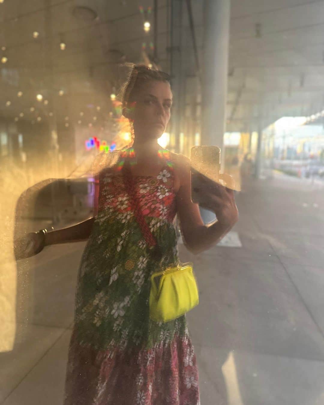 ビジー・フィリップスのインスタグラム：「1. things are weird and beautiful. have to hold it all 2. the wind tonight was unreal 3. 888 on 8/8 4. magical antiques with a magical human 5. last night i walked home in the rain after dinner and then sat outside in the rain for a bit and enjoyed it 6. ok, sure we can go with that for now. 7. honestly i miss the original pink berry 8. oh just me and the geens 9. i took this picture thinking i would draw in the animal shape and now i can’t see it😂 i think it’s was a fox though 🦊」