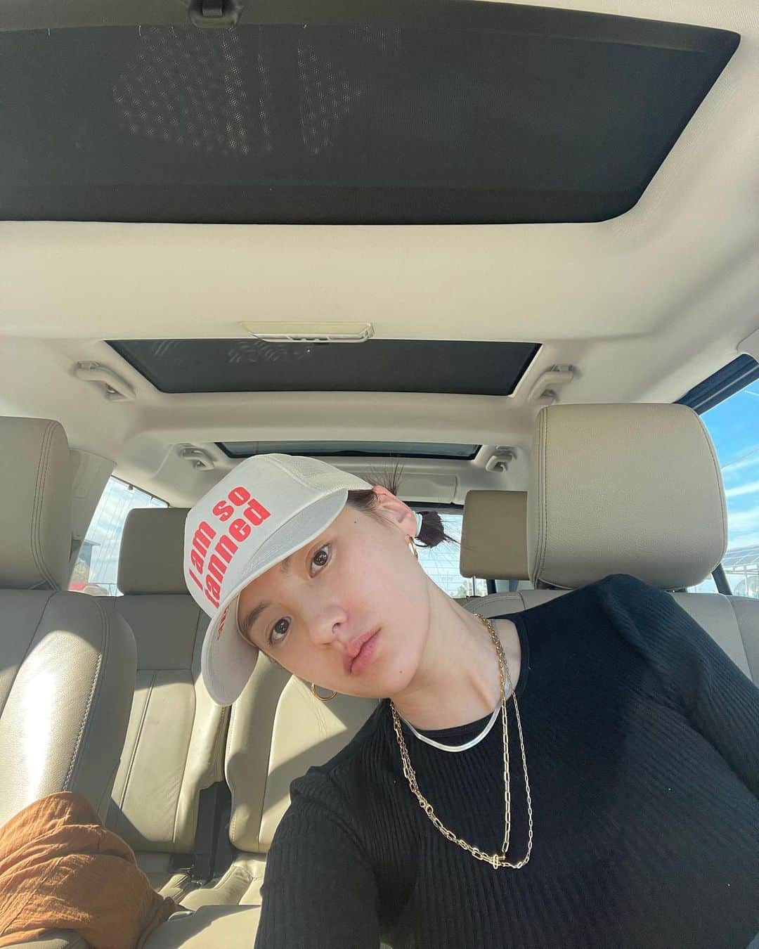 キム・ヨンジのインスタグラム：「쑥스러워가 셀피는 차에서만 가능 친구들 학연 마라케시 영욱이 가족회의  고성 끝🏝️」