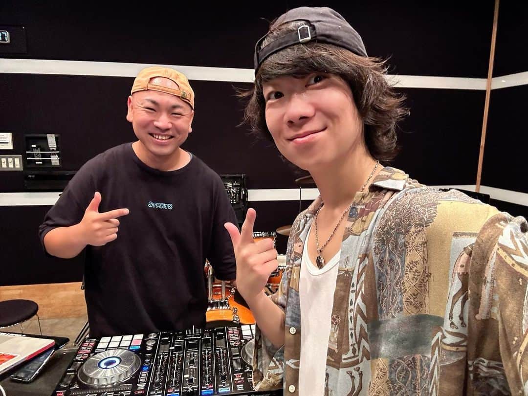 のインスタグラム：「ツアー初日大阪がもう少しで完売だってさ！！！^ ^  ちゃんと君のことも、 あなたのことも、 おまえのことも、 覚えているからさ、 会いにきて欲しいな〜^ ^  少し大人になったおれに 会いに来てよ。  ちょっと、 昔よりセクシーな感じで待ってるぞ。←ん。  チケットはインターネットで、いろんなプレイガイドで売ってるよん🎵よろ〜〜〜😆👍  君に、あなたに、おまえに、 あいたぁーーーーい⤴︎⤴︎⤴︎  今日はおそのとリハーサル⤴︎  お主からのコメント待ち🎵の 読んだら必ずいいね押すＭＡＮのハジ→より。😎👍  #超rebornツアー #超Reborn #ハジー #リハーサル #tour #live #がんばる #楽しむ #神メン #楽しい #嬉しい #大正解」