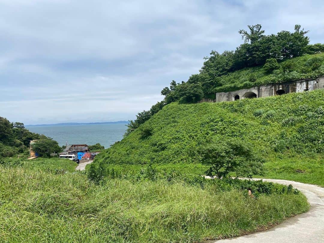 村山輝星のインスタグラム：「きらりはど〜こだ❓  いよいよ明日放送！ NHK特集ドラマ「軍港の子〜よこすかクリーニング1946〜」 坂井凪子役で出演いたします！！！  2023年8月10日(木)22:00~ 📺  是非チェックお願いいたします👀  #村山輝星 #劇団東俳 #Tプロジェクト #軍港の子 #よこすかクリーニング1946 #オフショット」