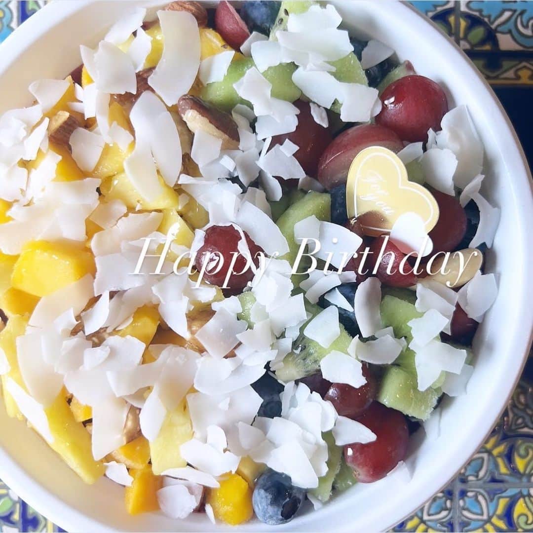 Rachien Smoothieのインスタグラム：「. . 🍍Happy Birthday 🍍  🏄‍♀️🏊‍♀️🇯🇵 @_s.a.r.a_0804   ライフセービングの大会で日本代表🇯🇵として活躍している浜地沙羅さん。　  先日お誕生日にアニバーサリーボウルをオーダーしてくださいました。  今回で2回目のオーダー。  6月にはスペインの大会で活躍されて、  来月はアメリカで日本代表として国際試合に出場されるとのこと👏  夢や目標に向かって進んでいる彼女は輝いていて素敵でした🥹💛  まっすぐな瞳で、ひとことひとことが力強くて🥹  アニバーサリーボウルはアサイーとピタヤのハーフ&ハーフにたっぷりフルーツお任せでお作りしました。  頑張ってね💛💛💛  #rachienanniversarybowl」
