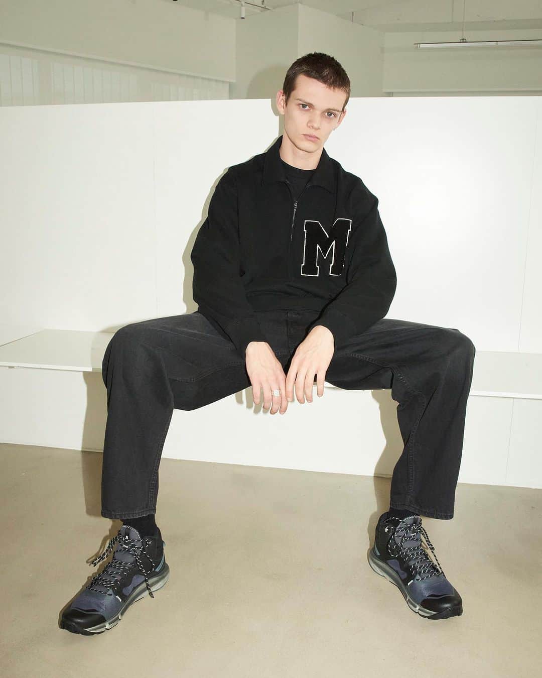 のインスタグラム：「. marka 23FW LOOK  ORGANIC COTTON KNIT FLEECE WAPPEN HALF ZIP POLO price ¥31,900(tax in) col. BLACK delivery: AUGUST  ORGANIC COTTON 12oz DENIM COCOON FIT JEANS price ¥35,200(tax in) col. BLACK delivery: AUGUST  #marka @markaware_marka_official @markaware_marka_shop  Photograpy : @keita.goto Stylist : @yoshiaki__komaysu Hair : @hirokazu_endoo Model : @valentinbouman @mika」