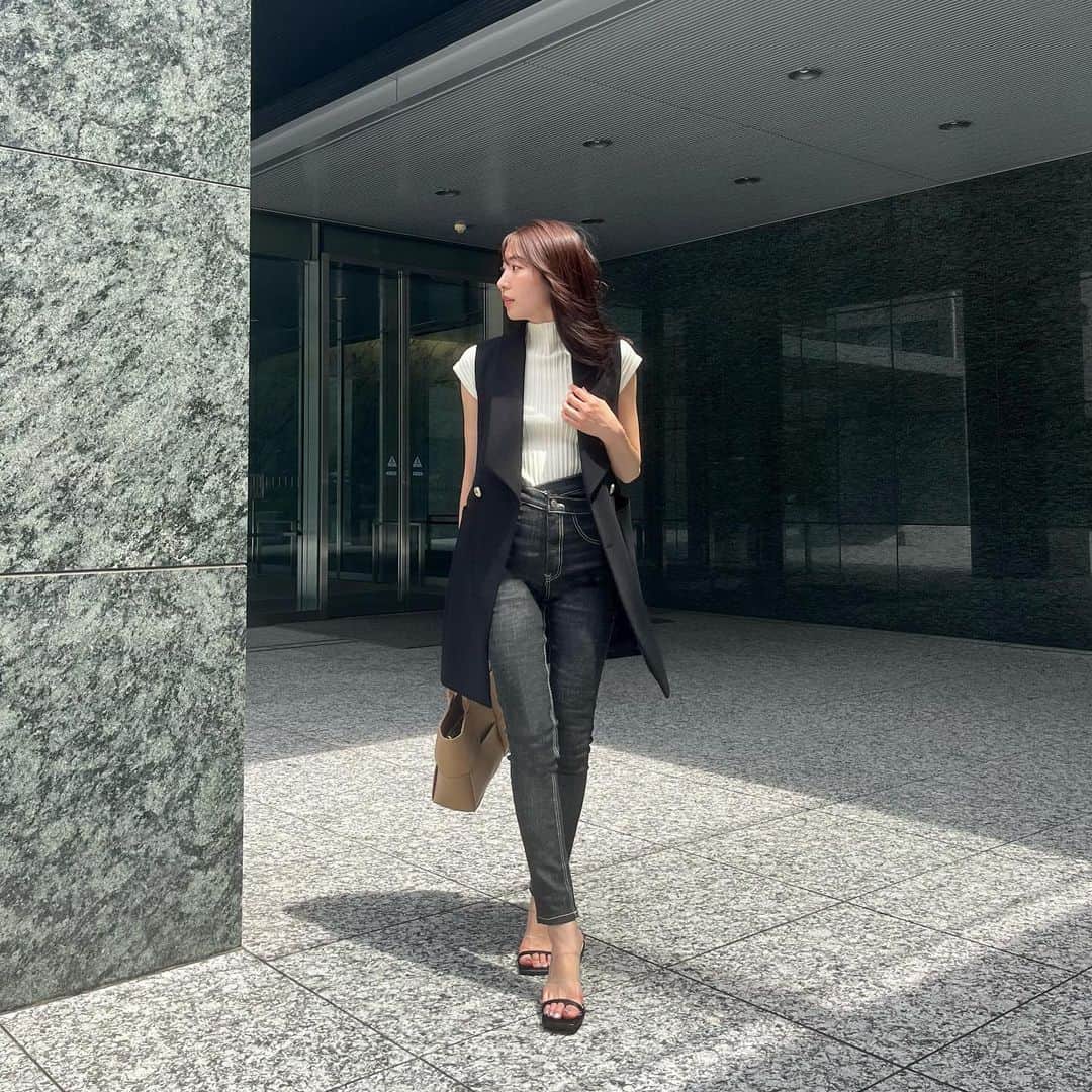 デュラスアンビエントのインスタグラム：「𝐒𝐔𝐌𝐌𝐄𝐑 𝐎𝐅𝐅𝐈𝐂𝐄 𝐋𝐎𝐎𝐊𝐒  ◾︎MONDAY  週初めは、来春のビックプロジェクトの商談へ✒️ 黒でピリッと引き締めて、グッと仕事モードへ切り替えて🔁 最近GETした高見えなジレは、羽織るだけでよそ行き顔にしてくれるのでONの日に頼れる、お気に入りの一着として重宝している✔︎  TOPS: #ランダムガーターフレンチスリーブニット 【8/23(WED)20:00-】 OUTER: #ショールカラージレドレス PANTS: #クロスウエストストレッチスキニーパンツ 【8/28(MON)20:00-】  ＿＿＿＿＿＿＿＿＿＿＿ ✔︎ @ambient_styling #AMBIENT #ambient_official #ambientstyle #アンビエント #オフィスカジュアル #オフィスコーデ #オフィススタイル #ジレ」