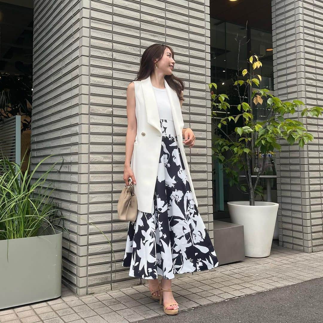 デュラスアンビエントのインスタグラム：「𝐒𝐔𝐌𝐌𝐄𝐑 𝐎𝐅𝐅𝐈𝐂𝐄 𝐋𝐎𝐎𝐊𝐒  ◾︎TUESDAY   展示会帰りに同僚とランチへ🍴 次のAWは、やはりモノトーンがトレンドになってくるようなので 柄を主役にした、大人っぽくも華やかなスタイルがマッチ✨ 小物はベージュでまとめて女性らしさも忘れずに🕊️  OUTER: #ショールカラージレドレス ONE PIECE: #ニットドッキングフラワーワンピース 【8/9(WED)20:00-】  ＿＿＿＿＿＿＿＿＿＿＿ ✔︎ @ambient_styling #AMBIENT #ambient_official #ambientstyle #アンビエント #オフィスカジュアル #オフィスコーデ #オフィススタイル #ジレ #ワンピース」