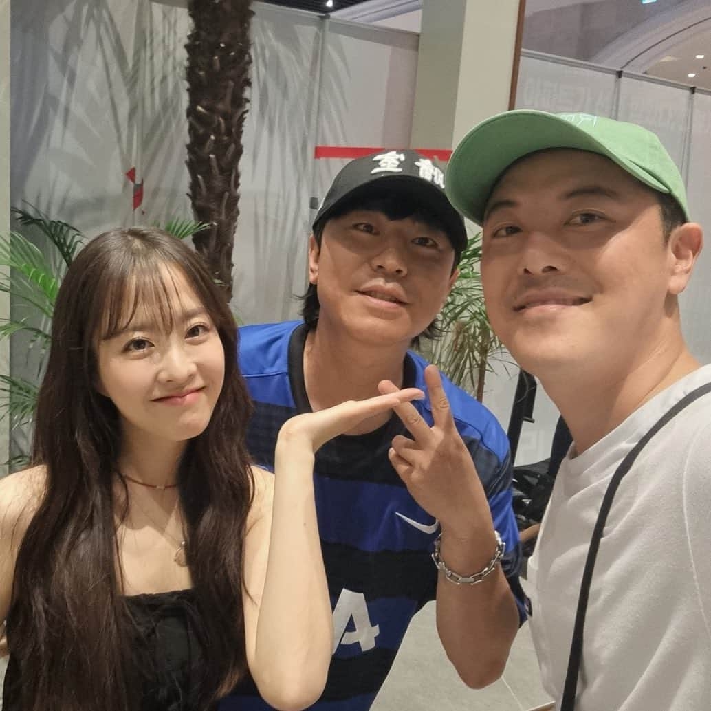 イ・シオンのインスタグラム：「콘크리트 유토피아!오늘개봉입니다! 너무멋진 보영이와 병헌선배님! 천만가즈아!!! #콘크리트유토피아 #천만관객」