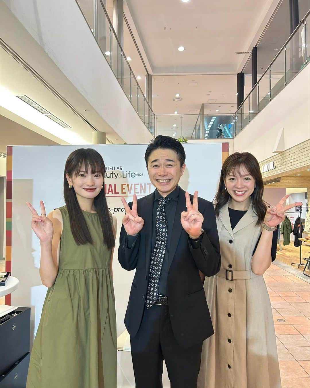 芳賀愛華のインスタグラム：「. 札幌ステラプレイス センター3F 特設会場で行われていた COSME TRADE ACTION Beauty & Life2023 の中で Elegance make up artist make events の MCさせていただきました💄❤️    メイクアップアーティストKOGAさんをお招きしてメイクショー💄  8月18日（金）発売の「エレガンスルージュクラルージュ」を メインとしたこの秋のポイントメイクを教えてもらいました👏  この💄発色も良くて艶もあるけど 本当ーーーに落ちないみたいです🤭 （modelのmoeriがつけてるやつです📷） 気になりすぎる🥹❤️  アイシャドウのグラデーションの塗り方なども すぐに次の日から実践しています🤭  ありがとうございました☺️！！  #札幌ステラプレイス#ステラプレイス#メイクイベント#コスメ#メイクショー」