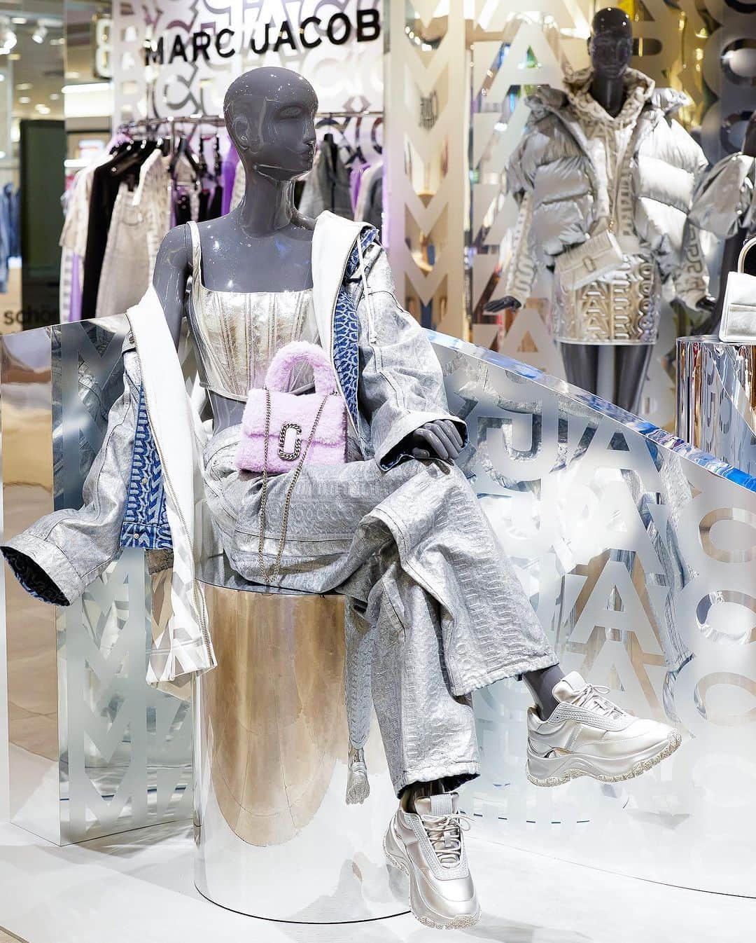 のインスタグラム：「. FALL COLLECTION MARC JACOBS POP-UP SHOP Until 8/15 At Cotocoto stage31  「マーク ジェイコブス」“RUNWAY TO REALITY”FALL 2022 Runway Collectionからインスパイアされた、メタリックシルバー、淡いパープルやピンクなど遊び心あふれるカラーを纏ったアイテムが揃うポップアップストアを開催。  ボリュームのあるダウンやデニムジャケットの他、カーブしたフォルムがエレガントな新作バッグや、アイコニックなプラットフォームブーツなど、トータルコーディネートを楽しめるコレクションが登場。  8/9(水)20:20〜インスタライブも開催！ 詳しくはプロフィールURL・ハイライトをチェック！@hankyumode  #MARCJACOBS #マークジェイコブス #hankyumode #hankyu #阪急百貨店 #阪急うめだ本店 #うめはん #ファッション #シューズ #秋服 #23aw #バッグ #hankyumodeコトコト31 #hankyumode23aw wear #hankyumode23amshoes #hankyumode23awbag」