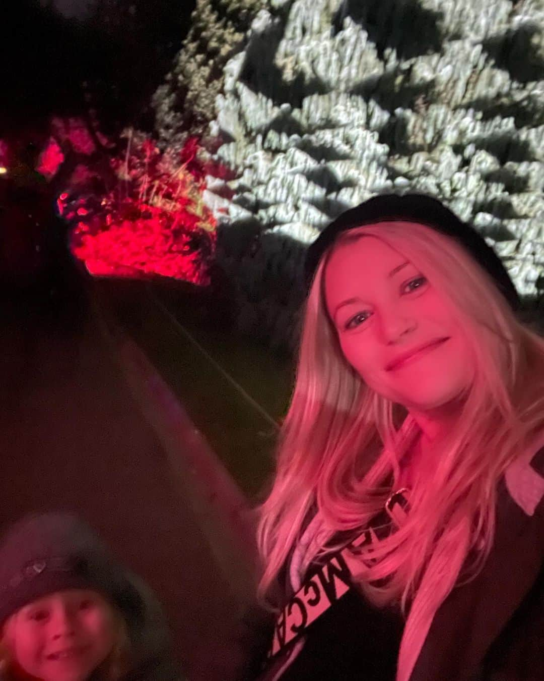 エミリー・デ・レイヴィンさんのインスタグラム写真 - (エミリー・デ・レイヴィンInstagram)「Fun night over the weekend at the beautiful @royalbotanicgardensvic for their final weekend of #lightscape  We love these gardens so much, was super cool to see them all lit up (& with wonderful art installations too) at night! 🌈✨🫶🏼」8月9日 12時15分 - emiliede_ravin