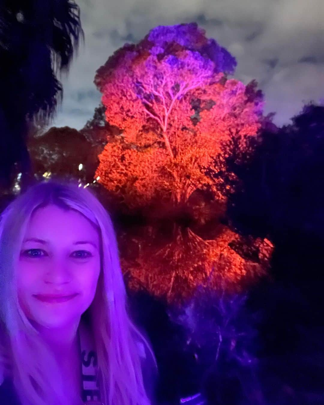 エミリー・デ・レイヴィンのインスタグラム：「Fun night over the weekend at the beautiful @royalbotanicgardensvic for their final weekend of #lightscape  We love these gardens so much, was super cool to see them all lit up (& with wonderful art installations too) at night! 🌈✨🫶🏼」