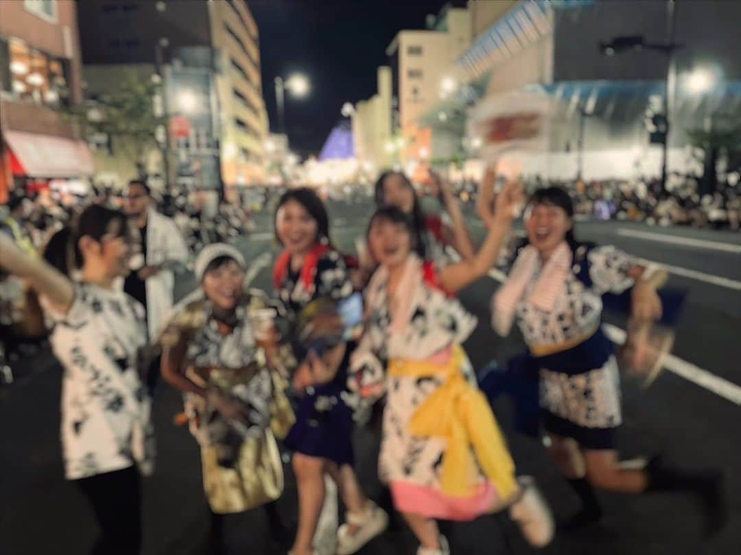 千葉真由佳さんのインスタグラム写真 - (千葉真由佳Instagram)「【青森ねぶた】 昨日の弘前ねぷたに引き続き こちらは青森ねぶたの様子です✨  地元の親友たちと ねぶたの跳人衣装で再会しました😄  衣装を着ていますが 今回はじっくり沿道で観るのがメイン☺️  とはいいつつ、祭りの直後 脇道で跳ねる私たち... やっぱり体が動くよねぇ〜〜  たくさんねぶたの動画を 撮りましたが 私の声がうるさすぎて とても載せられない🥹  「んぎゃぁぁあ！かっこいい！ラッセーラー！！！」  という感じで... いやー、叫んだ叫んだ🤣  そんな観覧の最中、 跳人の方から青い鈴を頂きました。  跳人の鈴を拾ったり頂いたりすると幸せになるって 子供の頃聞いたことがあるので、これにもテンション上がりました😊✨  お囃子の動画は 今年も囃子賞を受賞した 日立連合ねぶた委員会 (@gairyukai_official )  一度練習風景を取材させてもらってからファンになりました。  目の前で演奏が聴けて 胸一杯です！！  すっごく近くで見られたので 気迫が直に伝わってきて元気を貰えました🍎🙏  推しのねぶたがありすぎて 写真整理がもう、大変...🤣❤️  来年もまた集まろう親友たちよ！ラッセーラー！！！  #青森ねぶた#夏祭り #ラッセーラー#ねぶた #跳人#ハネト#東北観光 #幸せの鈴 #来年もよろしくお願いします  #また跳ねるべ」8月9日 12時16分 - mayuka.chiba