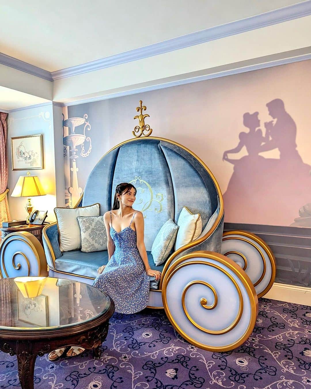 石井里奈さんのインスタグラム写真 - (石井里奈Instagram)「香港ディズニーランド編❤️ . 2つ目のホテルはここ、Hong Kong Disneyland Hotel 🇭🇰🥰✨ . 3つのホテルの中でザ王道でクラシカルなホテル👏 先日ご紹介したキングダム･クラブテーマ付きスイート以外にダッフィー＆フレンズルームも🐻❤️アメニティもすっごく可愛いの❣️ ダッフィー&フレンズのHappier Room Packageはホテル予約の時に追加料金で予約できるよ！ . レストランも本格的な中華の「クリスタル・ロータス」や王道な洋食ディナーが味わえる「ウォルト・カフェ」など豊富👏 「エンチャンティッド・ガーデン」ではビュッフェを食べながら、キャラクターたちにも会えるよ💕 しかもスターライトピクニックでは夜空の下でディズニー映画が鑑賞できる❤️ . ちなみに朝はグーフィーと Tai chiに参加！簡単な太極拳なんだけど、香港に旅行来た気分が味わえてとっても楽しかった🥺🫶どのキャラクターが来るかは当日のお楽しみだよ💓 . とにかくこの1投稿だと紹介しきれないくらい素敵なところなのでまた紹介するね🥰 . ちなみにお土産買うのもホテル内が空いてて買い物しやすくておすすめだよ！大人気のリーナベルグッズも豊富にあったよん🦊💕 . また更新しまする✌️ . @hkdisneyland #HKDisneyland #TheMostSpectacularSummerVacation #HongKongDisneyland #Disneyland #Disney #disneylandhotel #DisneyHotel #disneyshopping #香港ディズニーランド #ディズニー #ディズニーランドホテル #太極拳 #グーフィー #ダッフィー #duffy #ピクニック #picnic #飲茶 #香港グルメ」8月9日 12時20分 - ri7tin1025