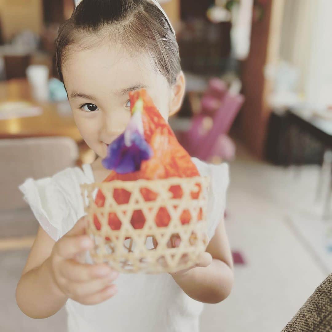 KIKIのインスタグラム：「朝顔をほおずきに生けた朝☔️ 家で花を育てると 咲いたはしから娘たちに摘まれてしまうけど こういうの見ると ま いっかなぁと思う #4yearsold」
