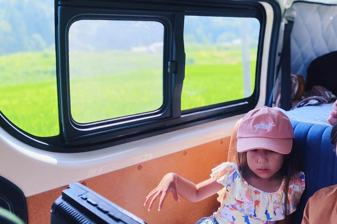 高橋菜摘さんのインスタグラム写真 - (高橋菜摘Instagram)「🚌 遊び道具とふっかふかの ベットを積んで旅に出よう〜🩵  色々種類がある中で ハイエースのこの形を選んだのは 全方向の景色の見え方とか 車中泊する事を考えて中の空間の広さ🥴🫶 色々種類はあるけどラグジュアリー感を求めると 中が少し狭くなっちゃったりするの。 だからこれは1番室内がスッキリしてる形。 天井張りとか色々やりたいけど 今はまだこのシンプルさを楽しむ。  お盆は渋滞を避けた時間 子供達が寝てる隙に先へ進んで 行った事のない場所へ♡ 途中でキャンプしたっていいし 宿探してもいいし車泊でも。 自由だー🙌 天気、頼むよ🩵 . .   #ハイエース #ハイエースカスタム #車中泊  #ハイエース女子 #ハイエースdx #ファミリーカー  #家族旅行 #お盆休み #hiace #hiacecamper  #freedom #👨‍👩‍👧‍👦 #familytime #carlifestyle」8月9日 12時27分 - natsu128