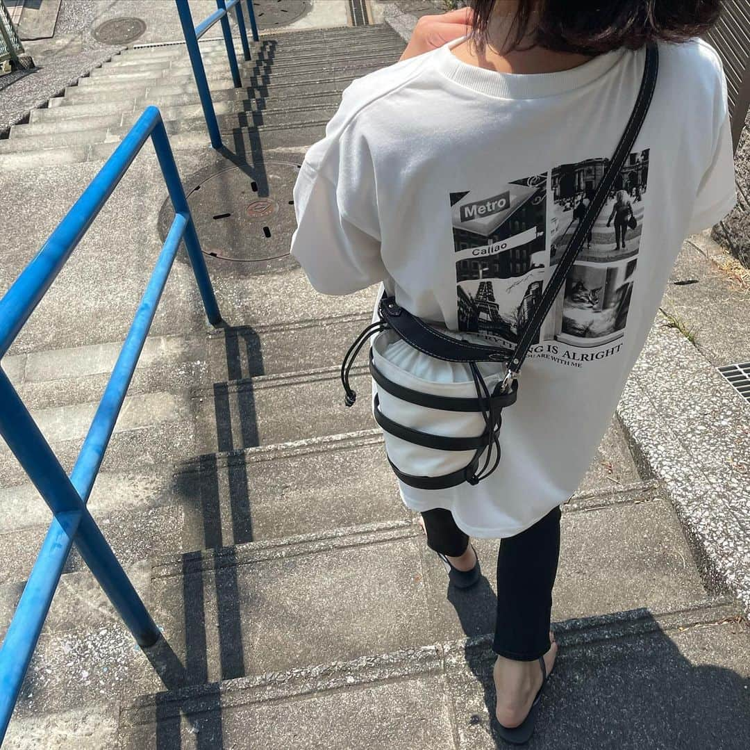 eve_mi_nさんのインスタグラム写真 - (eve_mi_nInstagram)「+ Tシャツにパンツのシンプルコーデ バックプリントの🐈‍⬛がお気に入り♡ 猫と暮らすようにやってから 我が家には猫柄が増殖しています。🐈‍⬛🐈🐈🐈‍⬛  tops:@grl_official denim:@uniqlo_jp sandals:@havaianas.japan bag: @enfas_official   #grl#グレイル#grl購入品#uniqlo#ユニクロ#ユニクロデニム#モノトーンコーデ#モノトーン#シンプルコーデ#シンプル#ponte_fashion#locari#havaianas#enfas#morrowbag」8月9日 12時24分 - eve_mi_n