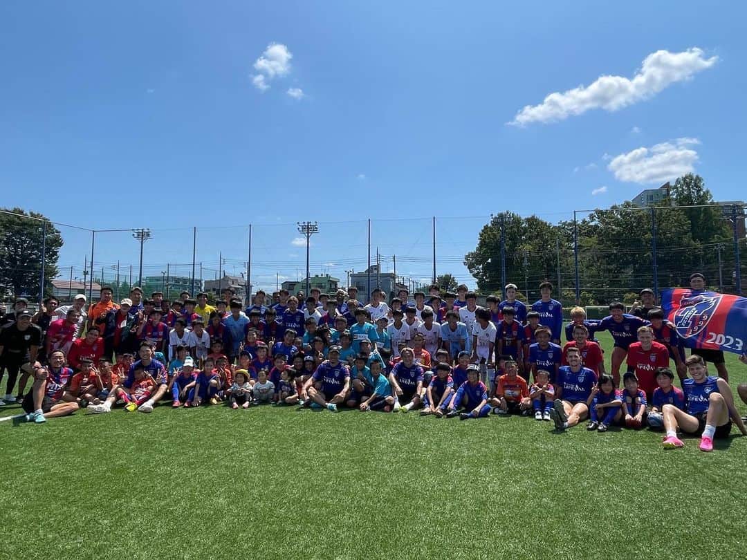 のインスタグラム：「🔵🔴 タイと日本で #デフサッカー に励む子どもたちを招き､スクール生､U-15深川､むさしの1年生とインクルーシブな場を作りボールを通じた交流会を実施🤝🇹🇭🔵🔴  トップチームの選手の激励や､BBQ､バスのお見送りなど思い出に残る1日を一緒に楽しみました!!😊🙌 @sgss.18  @fctokyoofficial  #シャレン #FC東京 #fctokyo #tokyo」