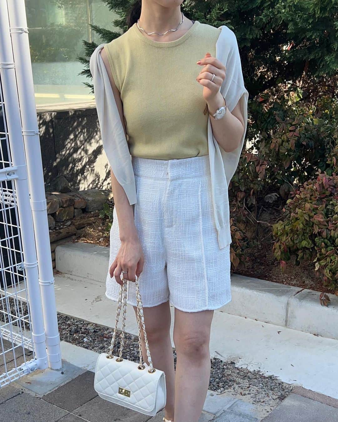 神戸レタス三宮店のインスタグラム：「. 大人気の【岡部あゆみさんコラボアイテム】✨女性らしさもあり可愛らしいシルエットのノースリーブトップスにベーシックな丸首カーディガンを羽織りにあわせてみました🤭💕✨  冷房対策や紫外線対策にもなるカーディガンなのでこの時期にピッタリです🤔✨☀️👗  🏷️C6457 🏷️6565 🏷️M3950 🏷️I2584 🏷️B1380  . ▷紹介スタッフ うっしー　159cm . . .  #kobelettuce #神戸レタス #プチプラ #プチプラコーデ #かわいい #おしゃれさんと繋がりたい#きれいめコーデ #大人かわいい #プチレタス #夏コーデ#ワンピースコーデ#アパレル店員#夏服#ファッション#ショートパンツコーデ #レタ女 #レタジョ #三ノ宮#きれいめカジュアルコーデ」