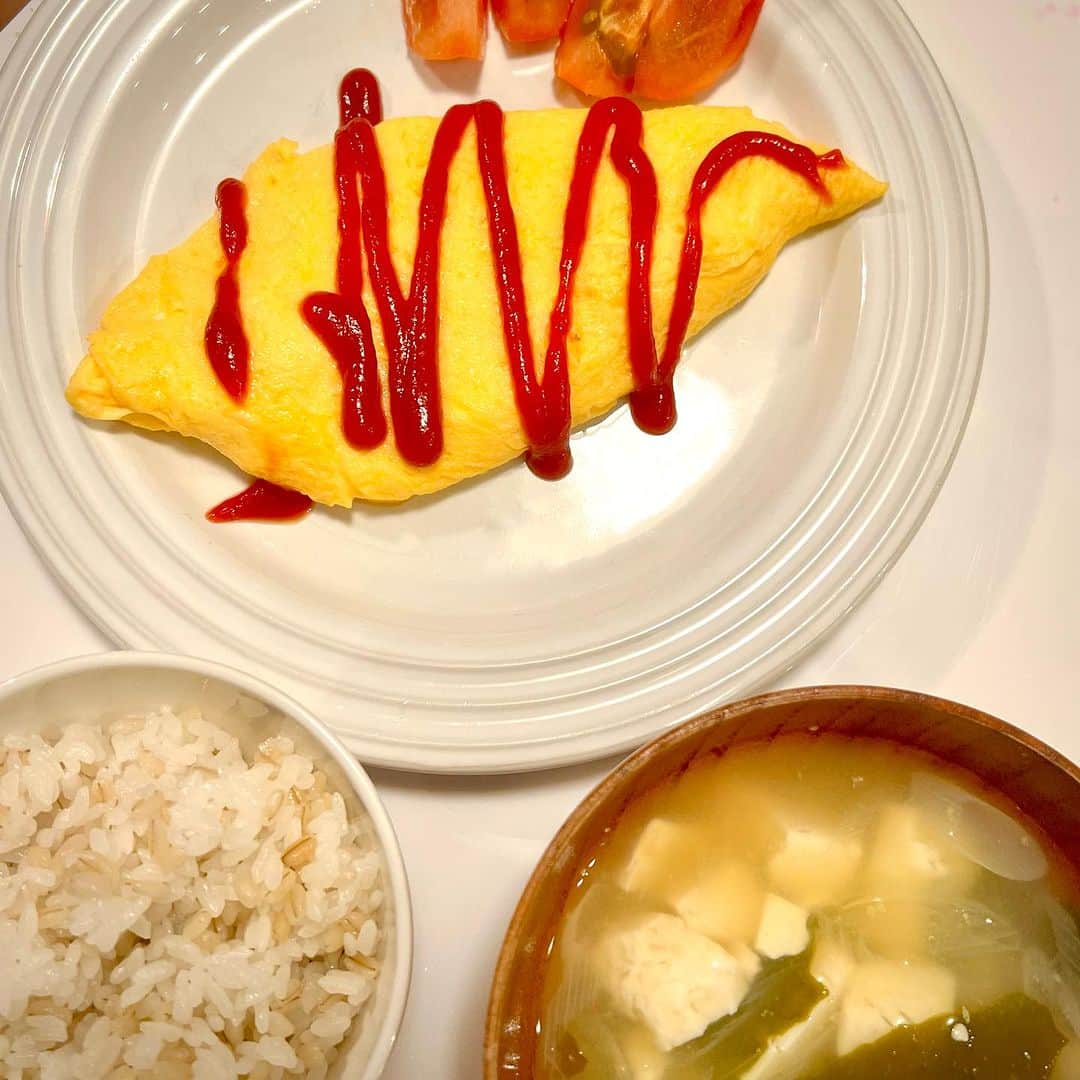 竹井亮介のインスタグラム：「2023年8月9日。 朝ごはん。 オムレツ、トマト、お豆腐と長ネギとわかめのお味噌汁、もち麦ごはん。  次女用お弁当。 親子丼、お茄子のピーマンの炊いて冷ましたやつ、プチトマト、ゴールドキウイ、朝食と同じお味噌汁。  #とっつぁん料理 #竹さんのインスタ黄色多いねんby佐田正樹」