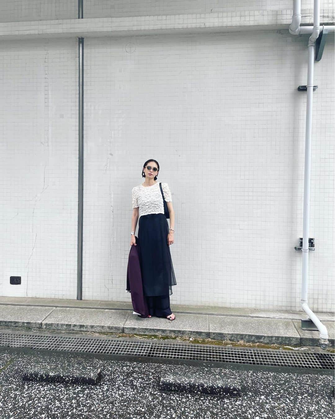 二ノ宮和佳子のインスタグラム：「Today  商談の日 なので、ジャケットと思ったけど暑くてすぐ脱ぎましたw  シャーリングトップスは、オリジナルの刺繍生地 よく見るとお花柄なのですよ 追加予約中なので、☑️してみてね  #Shirring #organza #eyevan #maisonmargiela #therow」