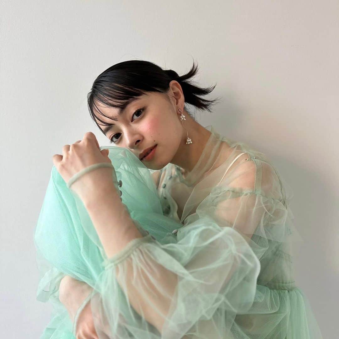 上國料萌衣のインスタグラム：「steady. 9月号 発売中ですっ🌼🌼🌼  @steady_tkj」