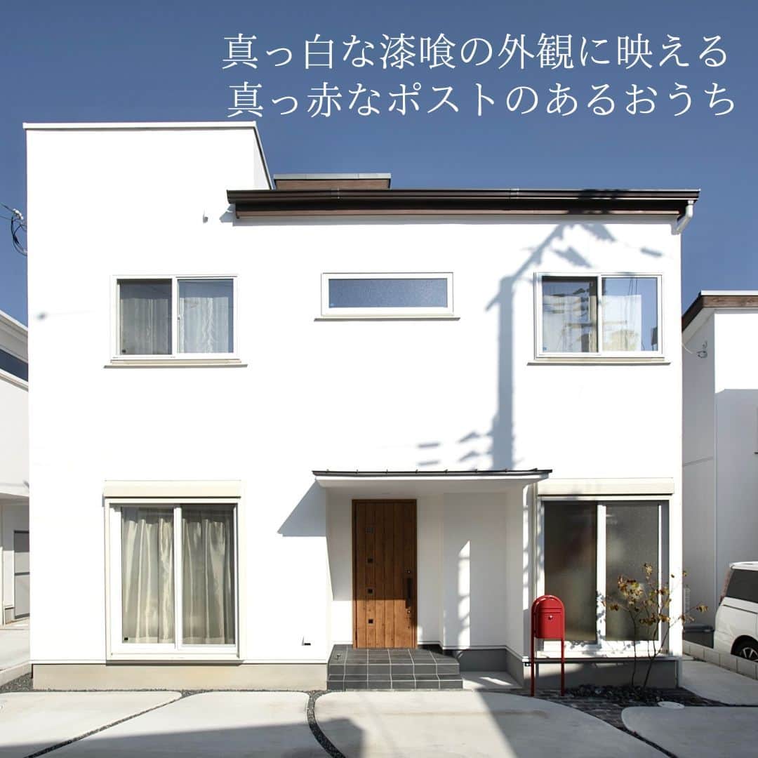 satsumahomeのインスタグラム：「真っ赤なポストがアクセントの可愛いおうち📮 ＿＿＿＿＿＿＿＿＿＿＿＿＿＿＿＿＿＿＿＿＿＿＿＿＿  「体に良くないものは使わない」  漆喰や無垢材などの自然素材だけを使って建てる。 体に安心・安全な無添加の家。 豊中市・箕面市を中心とした北摂エリアで注文住宅を建てる専門工務店です。 ＿＿＿＿＿＿＿＿＿＿＿＿＿＿＿＿＿＿＿＿＿＿＿＿＿＿ さつまのリフォーム ▷@picnicstudio_osaka さつまの不動産　 ▷@sh.fudousan さつまのLINE ▷@sh.lineinfo  #さつまホーム #無添加住宅 #漆喰  #マイホーム記録 #注文住宅 #家づくり #施工事例 #いえすたぐらむ #おうち時間を楽しむ #ルームツアー #後悔しない家づくり #工務店だからつくれる家 #こだわりの家 #高気密高断熱 #設計事務所 #HEAT20 #自然素材の家 #デザイン住宅 #シックハウス対策 #北摂注文住宅  ＿＿＿＿＿＿＿＿＿＿＿＿＿＿＿＿＿＿＿＿＿＿＿＿＿」