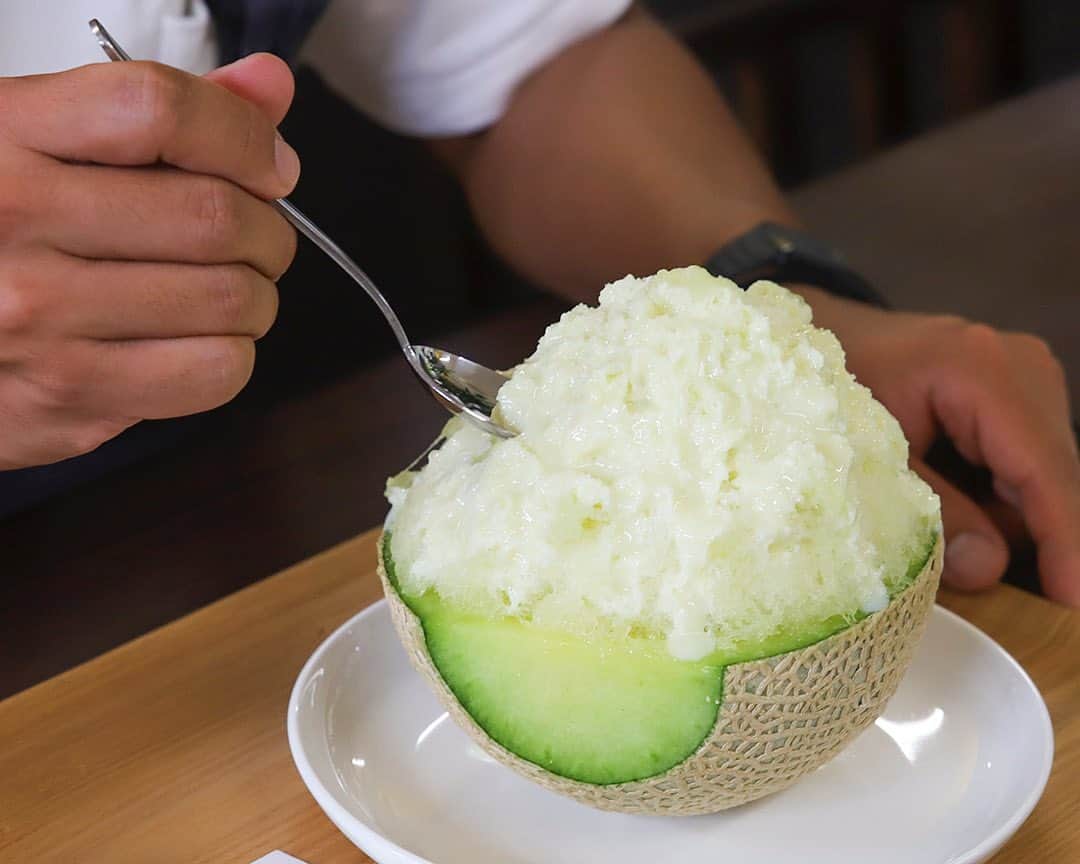 愛知県田原市のインスタグラム：「. Join melon road! 渥美半島メロンロード開催中！ * 今が旬！メロン🍈のかき氷やスイーツを食べて、 スタンプラリーに参加しよう✨ お得な賞品をゲットできるかも？！  【応募方法】 ①参加店舗で対象メニューをご注文、お買い上げいただきスタンプゲット✌️異なる店舗でスタンプを3つ集めよう！ ②3つ目の店舗へ応募用紙を提出してね！  【応募期間】 9月3日まで  抽選で、メロン or メロめろ参加店舗で 使用できる商品券が当たるよ😆 詳しくは渥美半島観光ビューローの ホームページを見てね！  #たはら暮らし#渥美半島観光ビューロー #渥美半島メロンロード#メロめろスタンプラリー #渥美半島#田原市#伊良湖岬#伊良湖#赤羽根#菜の花浪漫街道 #tahara#irago#akabane#サーフィン#surfing#田舎暮らし#日々の暮らし #休日の過ごし方#スローライフ #instagramjaran#igersjp」