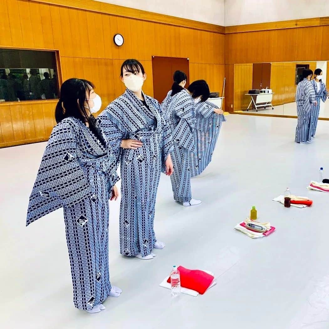 日本工学院さんのインスタグラム写真 - (日本工学院Instagram)「声優・演劇科の学生が日本舞踊の授業で着付けを学びました👘 . 苦戦しながらも......頑張って覚えました!!! . . 「#日本工学院」をチェック！！ 学生が投稿したリアルな日常風景を見ることができますよ！ . . #nihonkogakuin #専門学校 #日本工学院八王子専門学校 #日本工学院専門学校 #教職員投稿写真 #声優演劇科 #音響芸術科 #声優コース #若きつくりびと #芝居 #演劇 #舞台 #ミュージカル #劇団 #お芝居 #演技 #演劇好き #芝居好き #演技が好き #アオハル #あおはる #声優 #役者 #俳優 #女優 #舞台女優 #役者志望 #声優志望 #声優の卵」8月9日 12時57分 - nihonkogakuin