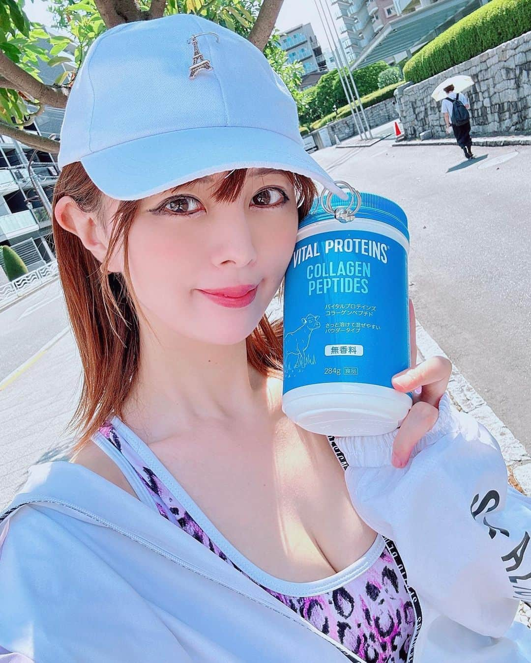 satomiさんのインスタグラム写真 - (satomiInstagram)「💄🏋️‍♀️🥤🏋️‍♀️ ・ 最近美容のために始めた ネスレのアメリカ売上No.1コラーゲンブランドバイタルプロテインズ（@vitalproteins.japan）🥤 ・ 運動と一緒に美容ルーティンに加え始めました！ ・ コラーゲンペプチド100%で、スプーンー杯でコラーゲン10,000mgも摂れるし砂糖不使用で脂質0gなのも有難い🤍🤍 ・  溶けやすくてお料理にも合わせやすいので毎日飲んでます😊わたしは豆乳にまぜるのが1番好き❤️ ・  商品は公式サイトや楽天、Amazon、auPAYマーケットで購入できるよ🛒🌐 ・ 公式サイトだと初回限定で20%OFF+シェイカー付きなのでお得📦 https://bit.ly/vital-proteins2308  ・  @vitalproteins.japan #pr  #インフルエンサーワークス  #バイタルプロテインズ #プロテイン #筋トレ女子 #トレーニング #ランキング #スニーカー #スニーカーコーデ #workout」8月9日 13時17分 - saatoomii47