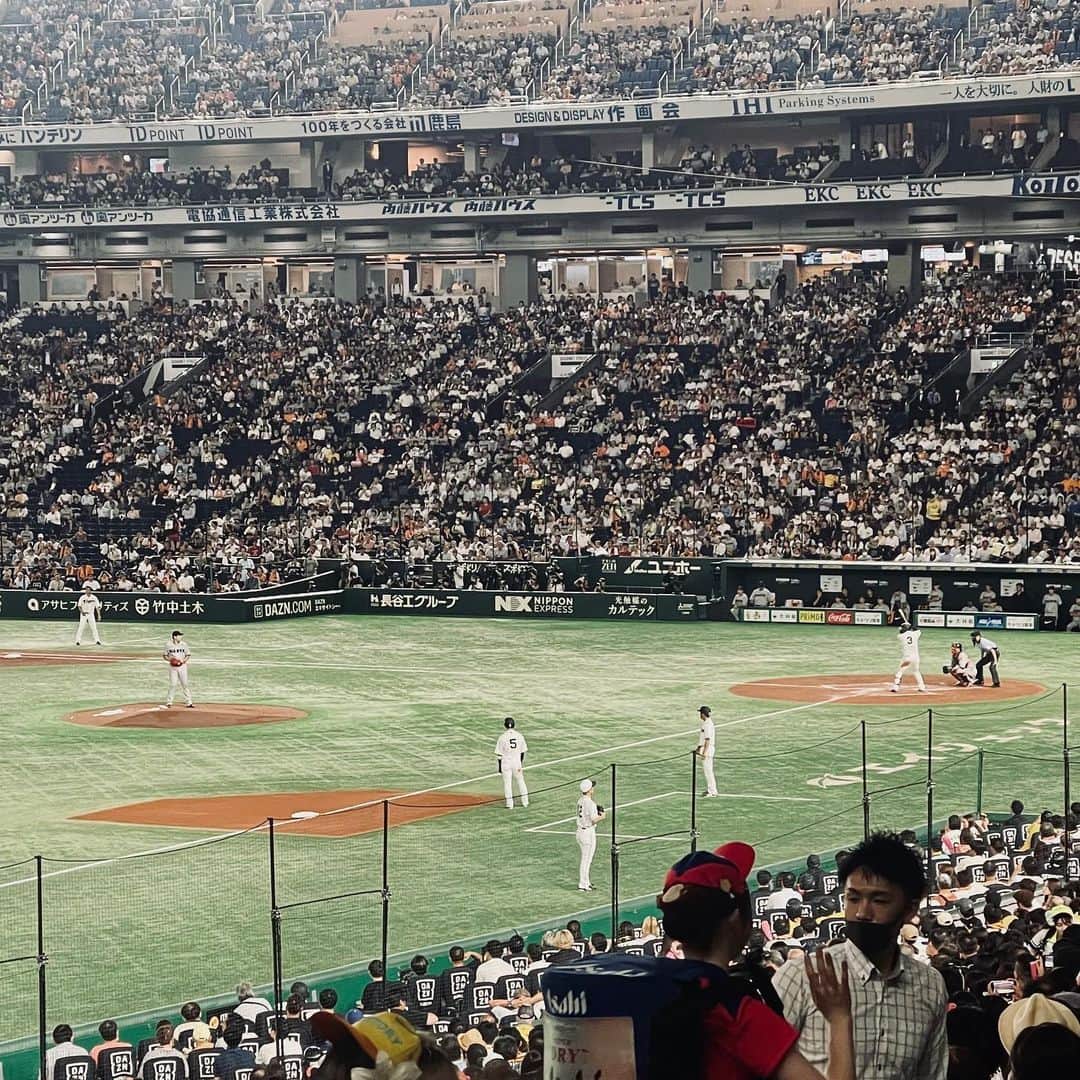 片山正通さんのインスタグラム写真 - (片山正通Instagram)「・ ・ JAM HOME MADEさんに観戦チケットをプレゼントして頂き、巨人／阪神戦 を観戦して来ました。かなり緊迫したシーソーゲームで野球の全てが詰まった充実した試合でした。阪神ファンの僕としては、7− 6で接戦をタイガースが勝ってくれたので大大大満足の夜でした。久しぶりに “ 六甲おろし ” を大合唱 *\(^o^)/*  JAM HOME MADEさん最高のチケットありがとうございました。@ 東京ドーム 写真は序盤 投手／菅野 ( 巨人)対 打者／大山 ( 阪神 )  I went to watch the Giants/Hanshin game thanks to JAM HOME MADE. It was a very tense seesaw game, and it was a full game filled with everything baseball has to offer. As a Hanshin fan, it was a very satisfying night for me because the Hanshin won a close game 7-6. I sang "Rokko Oroshi" for the first time in a long time. Thank you JAM HOME MADE for the best tickets. @ Tokyo Dome Photo is early in the game. Pitcher/Sugano ( Giants) vs. batter/Oyama ( Hanshin)」8月9日 13時24分 - masamichi_katayama
