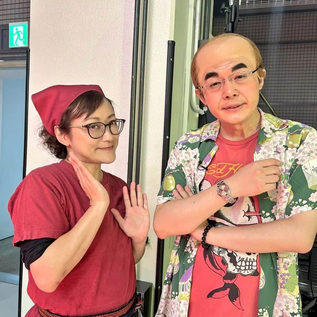 鈴木奈都のインスタグラム：「明日！テレビ東京 8月10日（木）夜7時58分～9時58分OA 「ものまねのプロ１６２人がガチで選んだ本当に似てる！“歌ものまね”ランキング」 小泉今日子さんの歌マネでメドレーを歌っております🎵 楽しすぎた収録で、ずっと笑ってました😂 ぜひ観てね🎵」