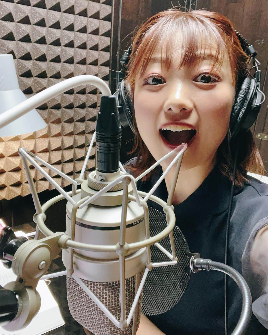 のインスタグラム：「. . 10年前に出演させていただいたVTRのナレーションを録りなおしました。ちょっと腹の立つ顔しててすみません（笑）  Studio M3 中藤さん ディレクターの鍵山さん ありがとうございました💐 （@nakafuji.m3 ）  23歳の自分はなんとフレッシュで元気なのか🤣 タイムマシンみたいで懐かしかったです！声も高いし、下手くそながら…なんて彼女は一生懸命な女性なんだ！と我ながら思いました笑🤣 今もうまくはないけども！笑  いろんな人に助けていただいて この世界で本当に沢山の方と関わらせていただいてよくして頂いてきたのだなぁとなんだかしみじみしてしまった…  20代のこの時も楽しそうでキラキラみえるけれど、ずーっと迷って悩んで苦しかった気がしていて（笑）  今、本当にビックリするほど毎日楽しく過ごせているのは…あの時、見離さずに面倒をみてくださった周りの方や、今一緒に働いてる方々のおかげなのだな、と改めて感じました🧓🫧  生放送やインタビューで緊張するのはずっと変わらずですが 毎朝、番組に行って皆に会えることやロケ、生放送が楽しみすぎて…日々、元気でニコニコしています🥸  歳を重ねるとセンチメンタルになりますね。笑  初心に戻って✨ 一生懸命に、まっすぐに 学ぶことを忘れずに精進したいと思います🐑 エイエイオー」