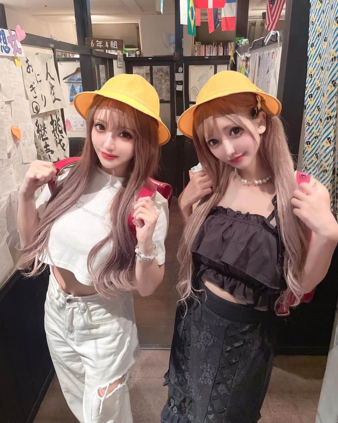 のインスタグラム：「この間 @himena_ousaki と 【 @64shinjuku 】行って来た💜💜💜 ランドセルって、今背負っても結構デカいね🫢🎒 あんな小さな体でみんなこれを毎日背負ってるなんて…🐱 そして懐かしの学校給食🏫🥖 でも昔私の記憶では、うちの学校は揚げパンって出た事なかったなぁ🤔 何より食器が懐かし過ぎて🥹 でも、これに必ず牛乳ってのが本当に嫌だった🥶🥛 そしてそして音楽のテスト難し過ぎたのだけど😂 どっちも本名りなだから、 どっちがどっちの回答だかww ２人とも同じとこしか合ってないし😂 みんなは何問わかるかな？  #6年4組#新宿#新宿ランチ#小学生#テスト」