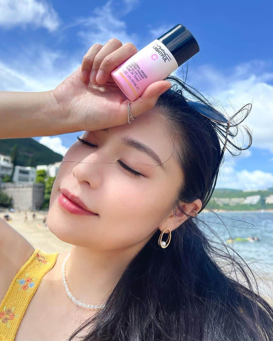 M·A·C Cosmetics Hong Kongさんのインスタグラム写真 - (M·A·C Cosmetics Hong KongInstagram)「☀️夏日想出海pool party？首先你需要呢支法寶！ 夏日精選 #養膚美顏底霜 讓你毫無保留咁同陽光玩遊戲！  ✔️keep住補水唔怕曬乾肌膚 ✔️超高防曬系數 SPF45/PA++++，猛烈陽光都唔怕 ✔️即時提亮抗暗沉，同潾潾水光互相輝映 ✔️透出女神玫瑰光，偽素顏最啱！  💖100% 同意質地貼服透薄 💖96%同意肌膚即時水潤，上底妝時更柔滑貼服 💖96%同意能自然地提亮膚色，足夠基本防曬保護需要  立即入手，勢必成為眾人焦點！ *31位用家參與@cosme 2023年1月產品使用後滿意度調查之結果  Product featured: LIGHTFUL C+ Coral Grass Tinted Primer C+光透養膚防曬底霜 - HK$390 #UV美顏底霜  #MACLIGHTFULC  #MACHongKong #Regram from @sofayemac_  Play under sun with our iconic radiance-booster primer💡💖 The iconic Lightful C+ Coral Grass Tinted Primer brightens your dull skin, leaving a natural rosy gleam that brings out your inner glow✨  Formulated with hydration formula and broad spectrum of sun protection, your skin is infused with an ultra-boost of hydration, shielded from UV rays and toned up right away!  💖100% agree it is lightweight and breathable 💖96% agree it hydrates skin instantly, creating a perfect canvas for foundation 💖96% agree it brightens skin tone with adequate sun protection *Results from 31 users, tested on @cosme January 2023 product survey」8月9日 13時39分 - maccosmeticshk