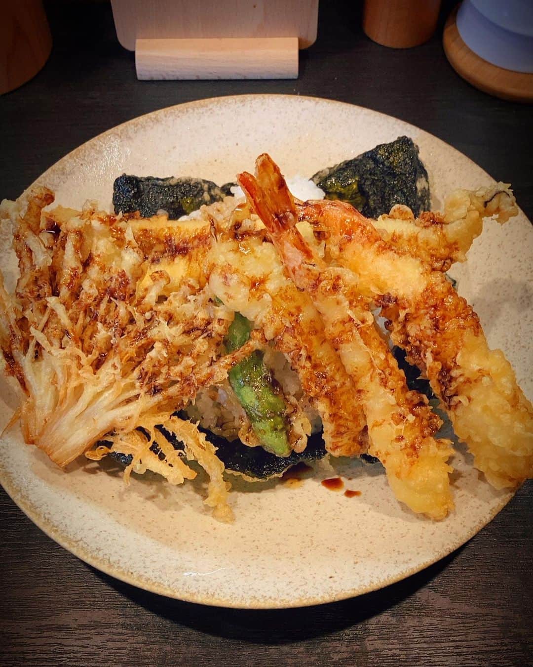 大岡源一郎のインスタグラム：「駒込渋いですね〜。 . #駒込天丼 #駒込パン工房 #気になったGEN #の上も気になるけど」