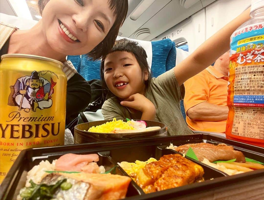 新井美穂のインスタグラム：「レッツゴー大阪〜！#帰阪  駅弁大好き❤  娘とお互いめちゃくちゃ吟味して それぞれ選んだけど 私が選ぶものをチラ見しつつ自分のをセレクトする娘（笑）  そして、蓋を「取り皿」と呼び 私のお弁当全部ちょっとずつその取り皿と言うもので味わう娘😅 たまに横取り（笑）  でもそれもこれも全部楽しいー！（笑） 大阪もうすぐ〜！  あっ前歯は、とりあえずの仮歯で無事復活しました〜😝（笑）」