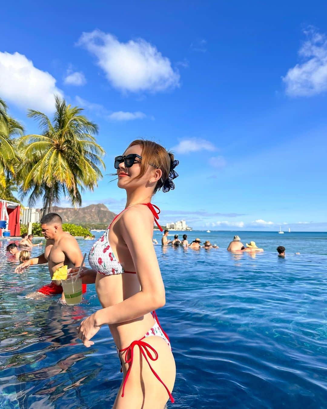 カレンさんのインスタグラム写真 - (カレンInstagram)「🏝️Hawaii👙🐬  さくらんぼビキニはSHEIN🍒 今日はSHEINのファッションショーにて ランウェイ歩かせて頂きますっ👠  8月9日(水) 神奈川 KT Zepp Yokohama @colorz_show 「Girls²  COLORZ SHOW 2023 powered by SHEIN」  あと！この間 肩周りをスッキリ見せたくて 久しぶりに肩にボトックスを @venus_beauty_clinic で打ってもらいました！ こういう水着着て 髪の毛あげてる時とか 肩ボトックスしといて良かったなと すごく実感する！🥺✨  顔の全顔 シワ予防にボトックスは @renataclinic でやってもらいました💉 ボトックスは、同じ時期に一気にやっておくと 次のメンテナンス時期も同時にできるから楽♡  @shein_japan  #COLORZwithSHEIN2023  #COLORZ2023 #Hawaii #ハワイ #bikinigirl #pool」8月9日 13時52分 - cjd_karen