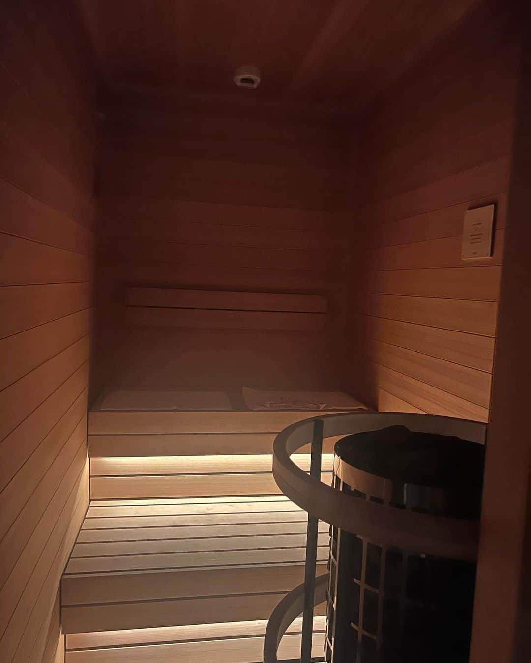 亜弥さんのインスタグラム写真 - (亜弥Instagram)「🌴 宮崎ではNOT A HOTELに宿泊🤍 海まで10秒足らず🌺 目覚めてすぐpoolに飛び込み目を覚まし、 部屋にいても波の音が聞こえて癒される。 温泉、サウナ、水風呂付き。 (折角なのでサウナに1回入りましたw)  なんて贅沢なの。 ホント素敵なところ…💓 ありがとう💓🫶🏾  @notahotel_official   #宮崎 #青島 #ノットアホテル #AOSHIMA #notahotel  #birthdaytrip」8月9日 13時55分 - _ayaaa19_