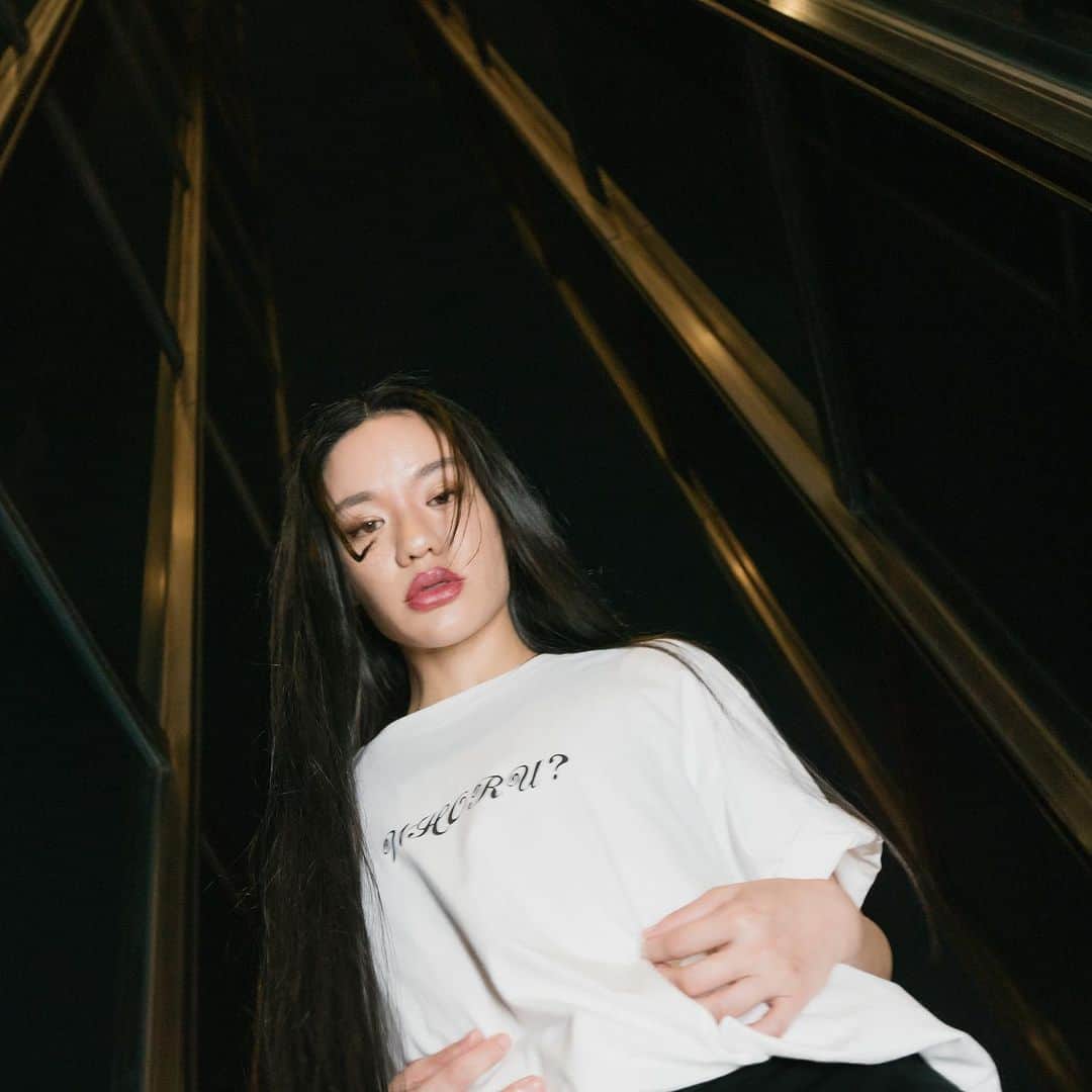 Awichのインスタグラム：「ウィッチルよ❤️‼️ United Queens聞いた？😈👽 もう一つ重大発表あります❤️‍🔥🔥  Awich ×「NO PANTIES」 コラボレーション WHORU? TEEとステッカーを発売中💖💖💖  「NO PANTIES」@no__panties__ に完全オリジナルの可愛いイラストを描いてもらったので、Tシャツとステッカーにしたよ😤🔥🔥🔥  今先行販売中です👿💖🫡 ストーリーからリンク探してFLY🪽❤️ サマソニの会場にも持っていくねー😍  📸 @hirozzzz」