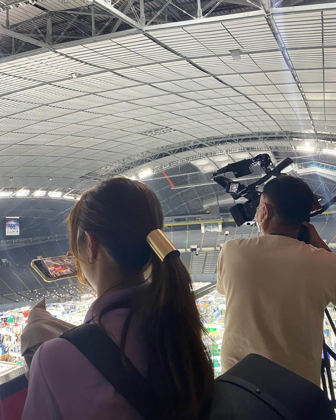 山田桃子さんのインスタグラム写真 - (山田桃子Instagram)「札幌ロケ✈︎  . 先日の北海道は、暑かったです。 でも、ひとつ驚いたことが...！ お、お水が、、。  そして、初の札幌ドーム♡  この日は、ここで撮影🎥 オンエアはまたお知らせします！ せっかくなので、 レフトで飛んできました⚾️  札幌ドームより先に、 プライベートでエスコン行ってるぅ笑  そんなことより、 お寿司が美味しすぎて涙が出そうになった 〆は、新千歳空港でソフトクリーム🍦 これが本当に幸せ。  またゆっくり訪れて、 次回は、お寿司とラーメンを 食べたいと思います✈︎ .  #北海道 #札幌 #北海道ロケ #札幌ドーム #下水道展  #函太郎 #お寿司  #新千歳空港 #ソフトクリーム #北海道グルメ #札幌グルメ #フリーアナウンサー #山田桃子」8月9日 13時58分 - momomdoll