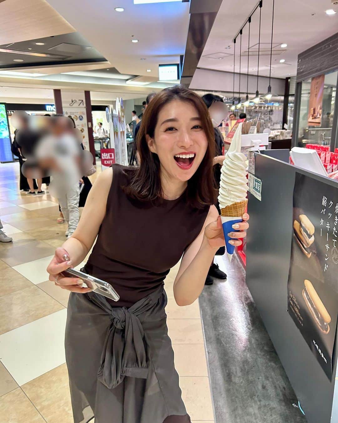 山田桃子さんのインスタグラム写真 - (山田桃子Instagram)「札幌ロケ✈︎  . 先日の北海道は、暑かったです。 でも、ひとつ驚いたことが...！ お、お水が、、。  そして、初の札幌ドーム♡  この日は、ここで撮影🎥 オンエアはまたお知らせします！ せっかくなので、 レフトで飛んできました⚾️  札幌ドームより先に、 プライベートでエスコン行ってるぅ笑  そんなことより、 お寿司が美味しすぎて涙が出そうになった 〆は、新千歳空港でソフトクリーム🍦 これが本当に幸せ。  またゆっくり訪れて、 次回は、お寿司とラーメンを 食べたいと思います✈︎ .  #北海道 #札幌 #北海道ロケ #札幌ドーム #下水道展  #函太郎 #お寿司  #新千歳空港 #ソフトクリーム #北海道グルメ #札幌グルメ #フリーアナウンサー #山田桃子」8月9日 13時58分 - momomdoll