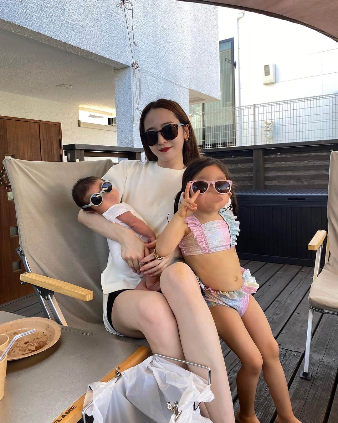 平木愛美のインスタグラム：「lovely 👶🏼👧🏼💕💕  可愛い愛おしい！！！！！の、溢れる毎日😩  今朝も朝から"るるー！"とベビーベッドへ向かうべびまる。 "るるくん笑ったーーー！🥺🩵"と、ぐははぁ。ととっても嬉しそうな表情をするまるちゃん。  マミーがお昼にキッチンでお魚を焼いてる時 るるくんがふにゃふにゃ泣き出したら…  "すぐマミーくるよー！🫶" と。声をかけてあげてたべびまる。 いつも "だいじょーぶよー！ なかないでー！！！" とも。でも、 "なくのがおしごとだから、ないてもいいんだよねー？💕" とも言ってたり。優しいねえええ。  "マミー！！！だっこしてあげてえ！ ミルクあげてー！"とも🧡 退院ほやほやの時は全部ヤキモチで"だめーーーー！"だったのに、あっというまに成長だ🥹🍼  つい今さっきは"ねえ、まーま？ うんちかえてくれてありがーと！" と。うん。ありがとう伝えられるのおりこうだし嬉しいよ、、いやでもおトイレでしてくださーーーい！🫠笑 ※まだまだおむつマンです  🤳こないだのまだまだ載せきれてない写真と、本日のリアルな数枚とともに💘べびるるくんのほっぺに、ちゅ！！！！！」