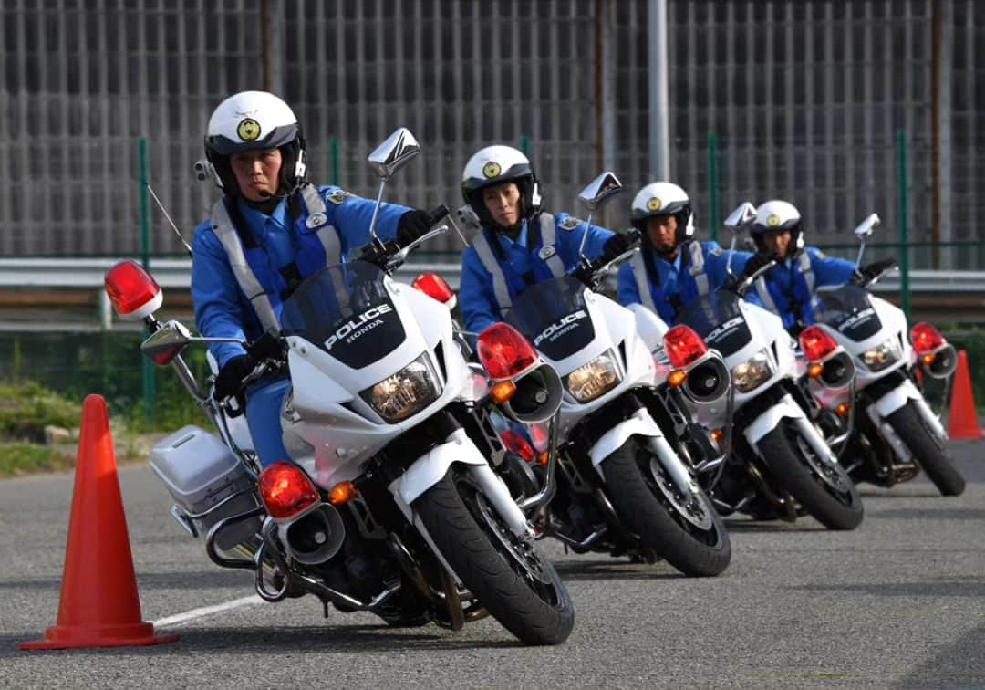 大阪府警察さんのインスタグラム写真 - (大阪府警察Instagram)「【交通事故をなくすために】 白バイ隊員は、悲惨な交通事故をなくすため、白バイの機動力を活かし、日々速度取締りを重点とした交通指導取締りに従事しています。  #大阪府警察公式 #大阪府警察 #大阪府警 #府警 #警察 #警察官 #女性警察官 #おまわりさん #交通機動隊 #白バイ隊員 #交通指導取締り #速度取締り #敬礼 #機動力 #白バイ #ホンダ #CB1300P #府民を守る」8月10日 17時00分 - fukei_koho