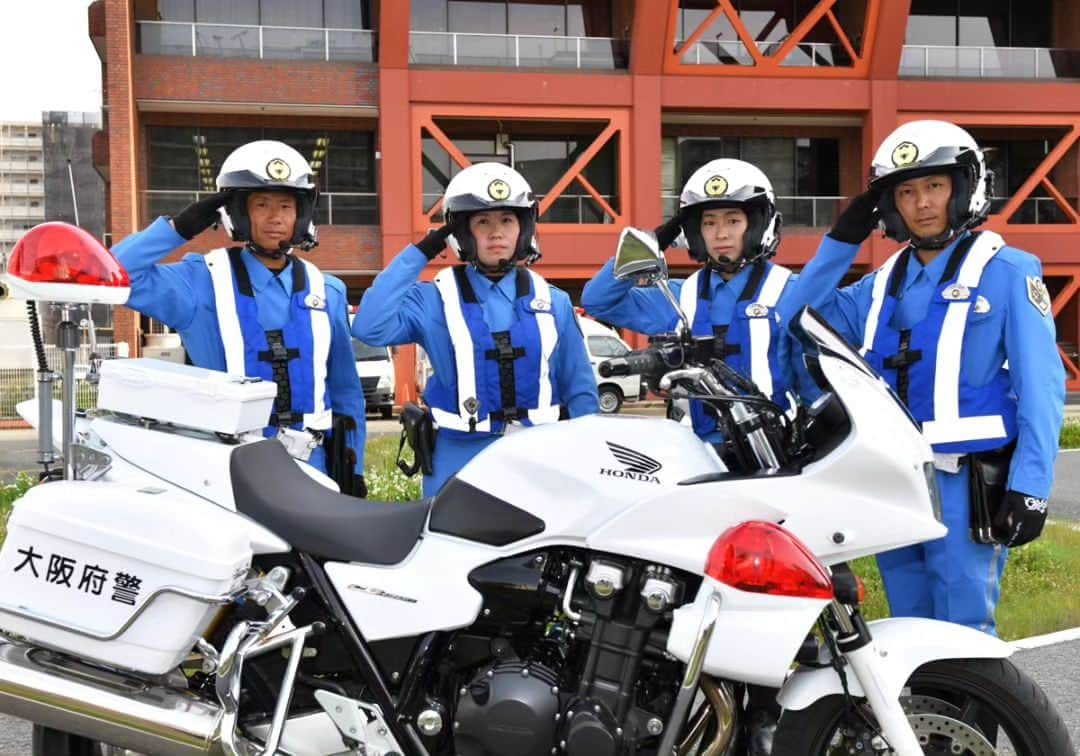 大阪府警察さんのインスタグラム写真 - (大阪府警察Instagram)「【交通事故をなくすために】 白バイ隊員は、悲惨な交通事故をなくすため、白バイの機動力を活かし、日々速度取締りを重点とした交通指導取締りに従事しています。  #大阪府警察公式 #大阪府警察 #大阪府警 #府警 #警察 #警察官 #女性警察官 #おまわりさん #交通機動隊 #白バイ隊員 #交通指導取締り #速度取締り #敬礼 #機動力 #白バイ #ホンダ #CB1300P #府民を守る」8月10日 17時00分 - fukei_koho