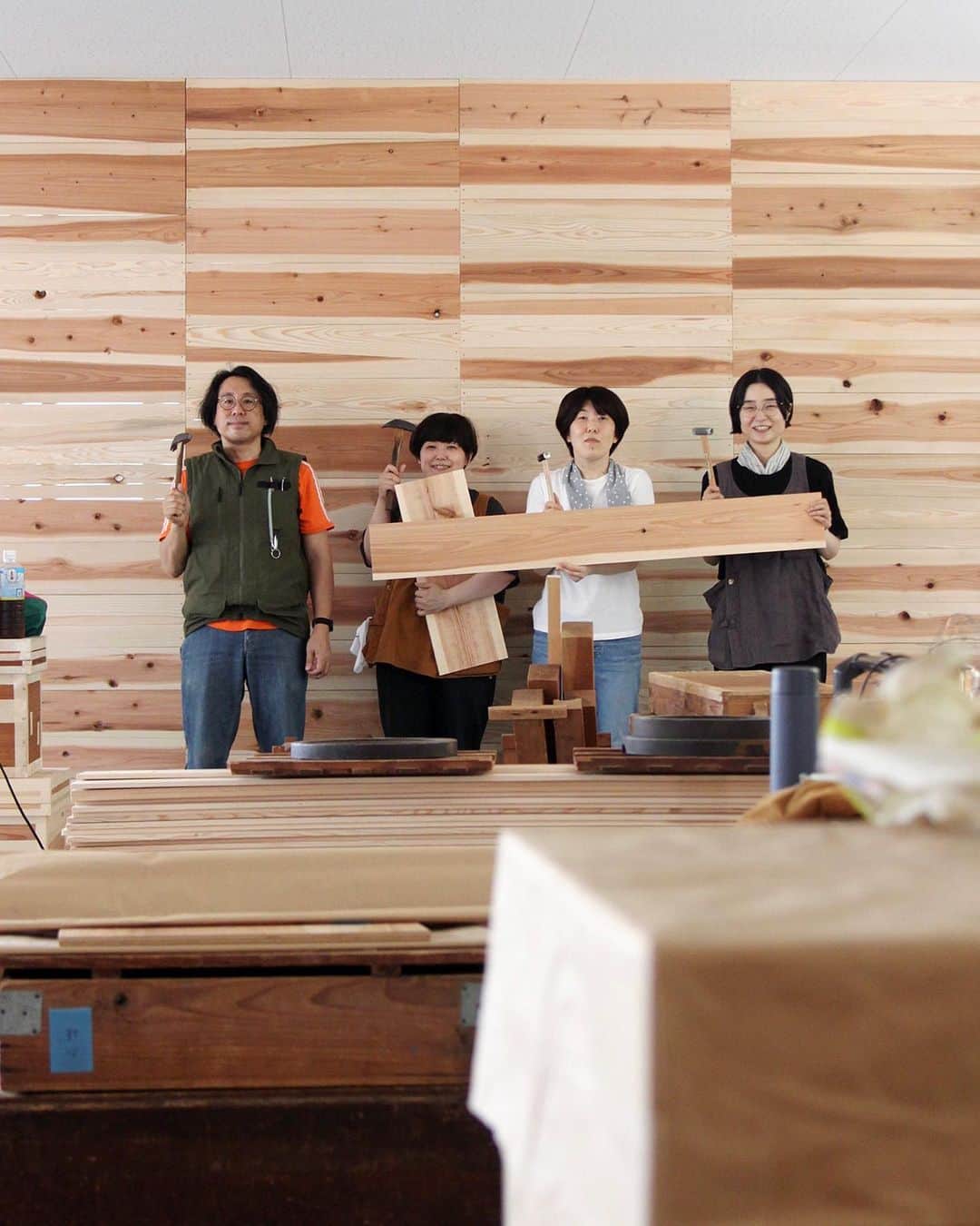 Scopeさんのインスタグラム写真 - (ScopeInstagram)「スコープ 家具チームの4人が静岡県 藤枝市の土屋製函所での 茶箱製造研修を終え、 機械や道具の引き継ぎを させていただいて早一年。 ⁡ 家具出荷と日常業務の合間を 見つけては、家具工房作りを しているらしいと聞いたので、 覗きに行ってきました。 ⁡ スコープの倉庫から車で3分。 二階建て倉庫の上の階から、 トントントントン釘を打つ音が 聞こえてきました。エアコンは ないですよ、と聞いて覚悟して 来たけどやはり暑い。 おしぼり専務を筆頭に、熊澤、 錦見、柴原の、茶箱４人衆、 ここに居たのか。 ⁡ すると、 「アレですよねぇ、家具工房とか 作ってないで、はよ茶箱作らんかい！ って思いますよね？」と、皆さんに 茶箱の販売を待っていただいている という気持ちから、ついついこんな 言葉が溢れ出ちゃう熊澤。 ⁡ でもこれは茶箱作りの一環でもあり、 茶箱の材料を無駄なく使い、茶箱を 作る技術で家具工房の壁を自分たちで 貼っています。このくらい大きな面積 を仕上げると、かなり良い茶箱作りの 練習になるそう。 ⁡ そう思って見てみたら、 扉のコーナー部分も茶箱と同じ 和紙で仕上げてありました。 ⁡ 大きな茶箱のような家具工房、 今後は熊澤が、ぼちぼち進捗状況を レポートしてくれるようですので、 ぼちぼち楽しみにしていましょう！ ⁡ スコープ 酒井 ⁡ #scope_japan #土屋製函所 #茶箱 #家具工房 #スコープ家具工房 #家具チーム #スコープ茶箱制作日記」8月9日 14時12分 - scope_japan