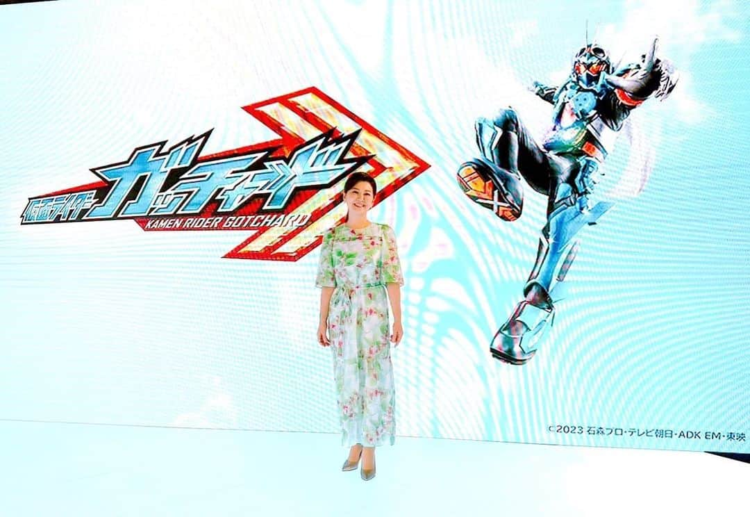 南野陽子のインスタグラム：「新番組『仮面ライダーガッチャード』 お母さんです😊✨ 初回放送は9月3日(日)❗️ ぜひ、お楽しみに〜✨✨ 　　　　　　　　スタッフ🕊️より  📺テレビ朝日『仮面ライダーガッチャード』 新番組9月3日(日)9:00〜9:30 【一ノ瀬珠美 役】  📺日本テレビ『行列のできる相談所』 8月13日(日)21:00〜21:54  📺MBS/TBS『日曜日の初耳学』 8月13日(日)22:15〜23:09 　　　　　　　 📖会報誌『霧島生まれの天然水・のむシリカ8月号』カバー出演  📖『家庭画報9月号』発売中  💿『南野陽子SUPER HIT』主要高速道路サービスエリアにて販売中 ¥2,096(税込)  📻 文化放送『須田慎一郎 南野陽子の 誰にもわかる"経済学"』 毎週土曜日 17:30～ 17:45  🎞️ 映画 『ネメシス 黄金螺旋の謎』 豪華版 通常版Blu-ray & DVD 円盤化 特典 9月6日(水)発売予定  📖集英社　南野陽子写真集『FLOWERS Another edition』週プレグラジャパン！ほか主要電子書店にて販売中  #8月 #新番組 #仮面ライダーガッチャード #一ノ瀬珠美 #行列のできる相談所 #日曜日の初耳学 #のむシリカ #家庭画報 #南野陽子SUPER HIT #集英社 #FLOWERS Another edition #ラジオ #映画 #ネメシス黄金螺旋の謎 #nanno #南野陽子」