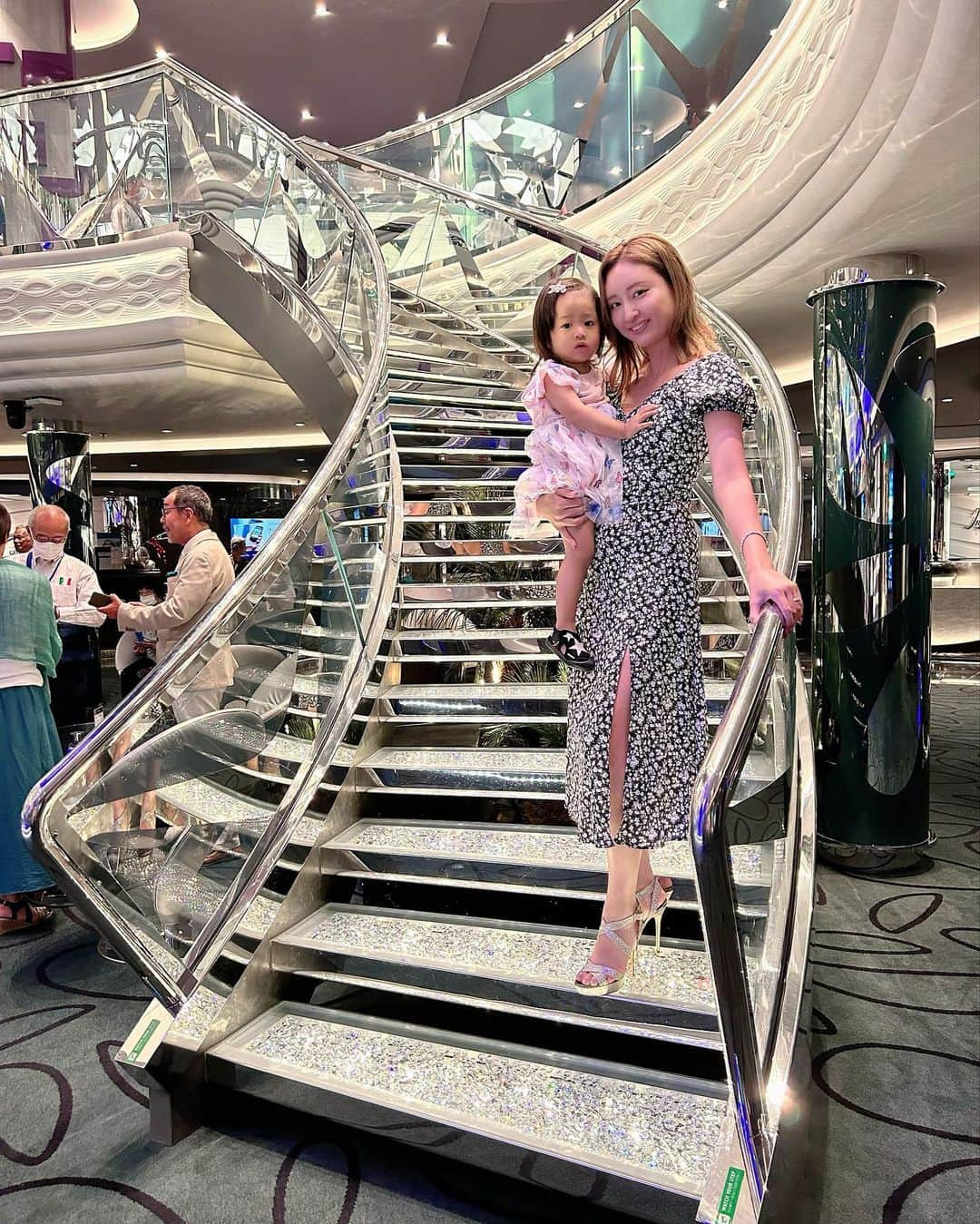 YUKAさんのインスタグラム写真 - (YUKAInstagram)「#msccruising day3②🚢❤️🤍  お昼寝後は船内のキラキラしたショッピングフロアをブラブラしてdinnerへ🍽️ ずーっと抱っこで久々のピンヒールだったから歩き方おかしい🤣  お友達ができてダンスフロアをお散歩してた👧🏽🩵  #jeanphilippe のジェラートも美味しかった😋 👧🏽はピスタチオがお気に入り💚  #msccruising #mscbellissima #cruising #子連れクルージング」8月9日 14時07分 - yukarolly