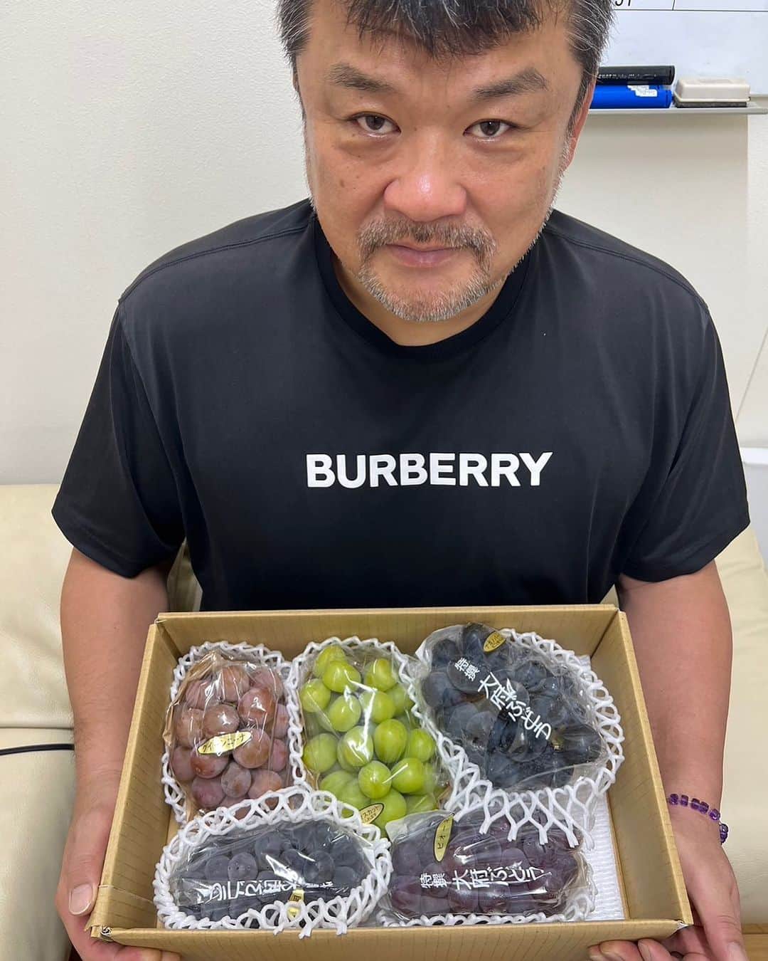 吉田秀彦のインスタグラム：「夏と言えば愛知県大府市特産品のぶどう❗️ 今年もたくさんのぶどうを送っていただきました☺️ 皆さんも是非味わってみてください‼️  #大府市広報大使」
